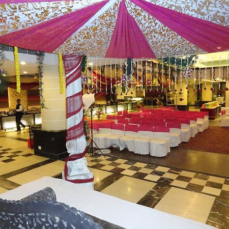 Gulmor Hotel Ludhiana Exterior foto