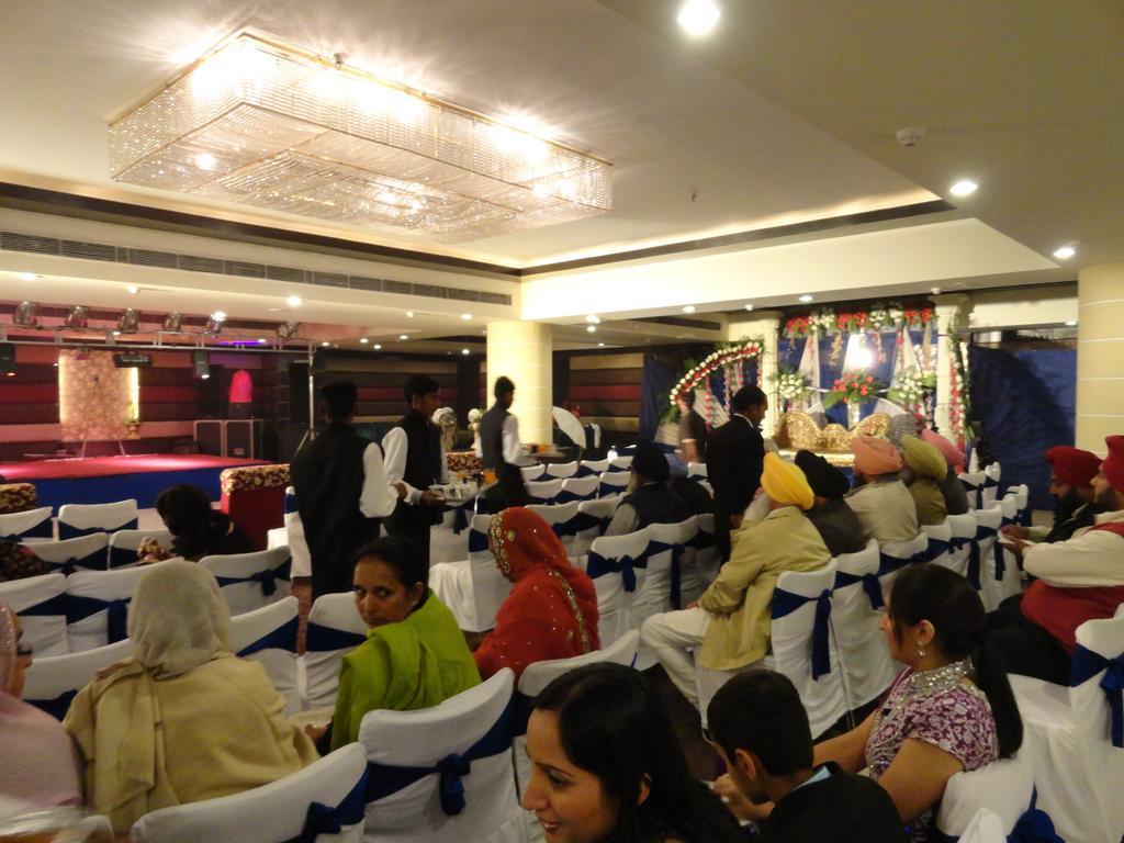 Gulmor Hotel Ludhiana Exterior foto