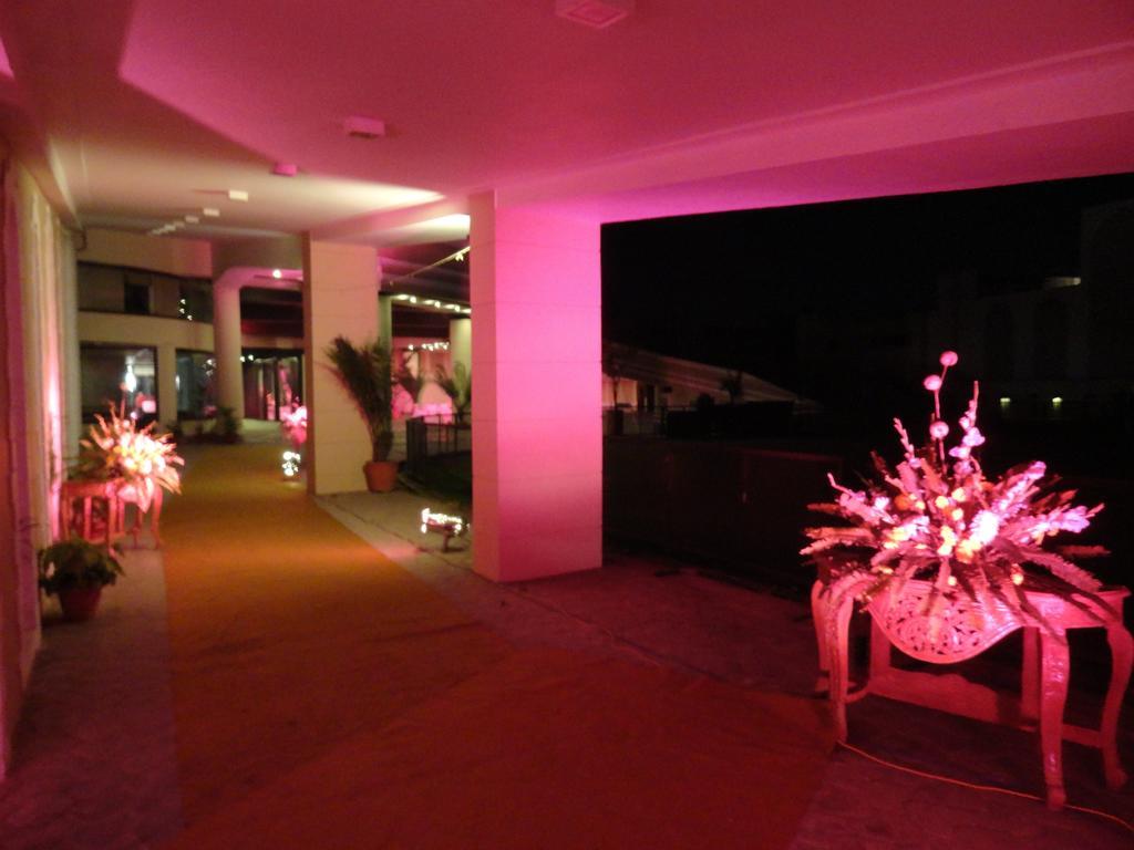 Gulmor Hotel Ludhiana Exterior foto