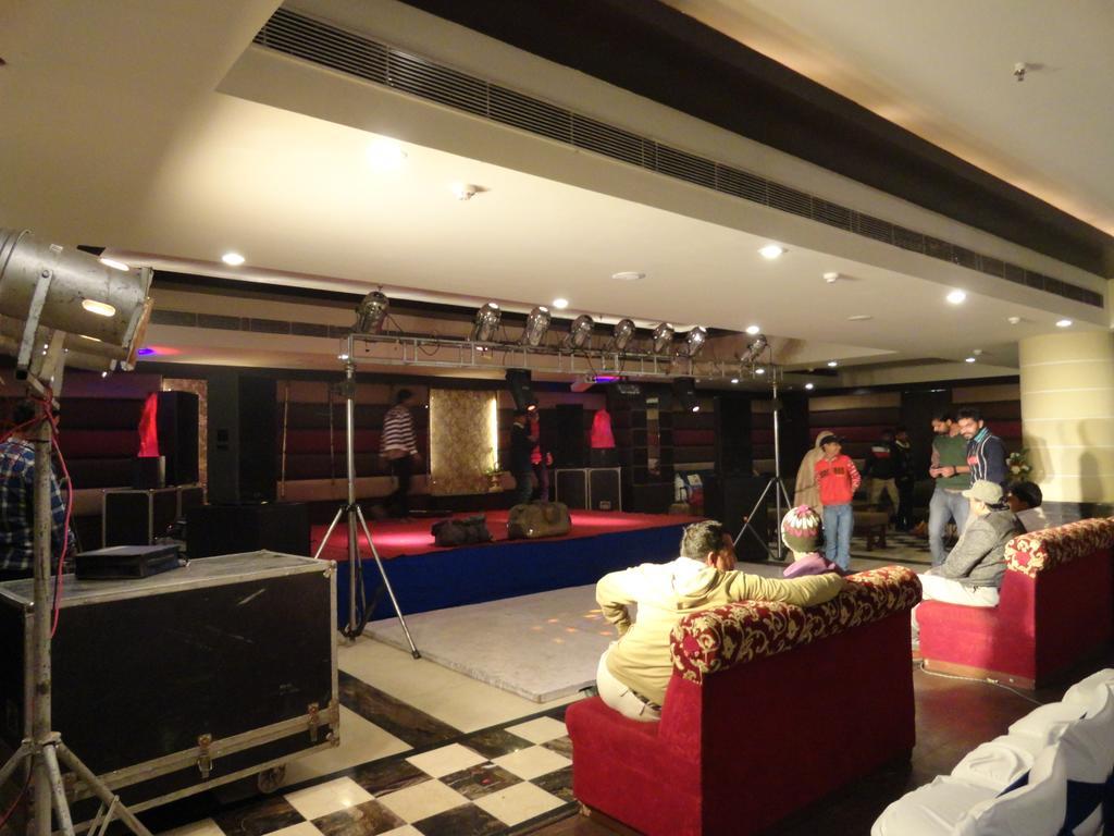 Gulmor Hotel Ludhiana Exterior foto
