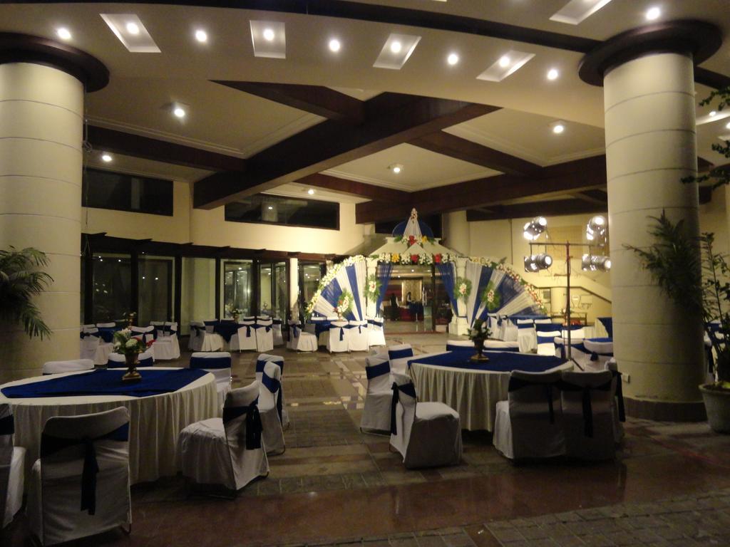 Gulmor Hotel Ludhiana Exterior foto
