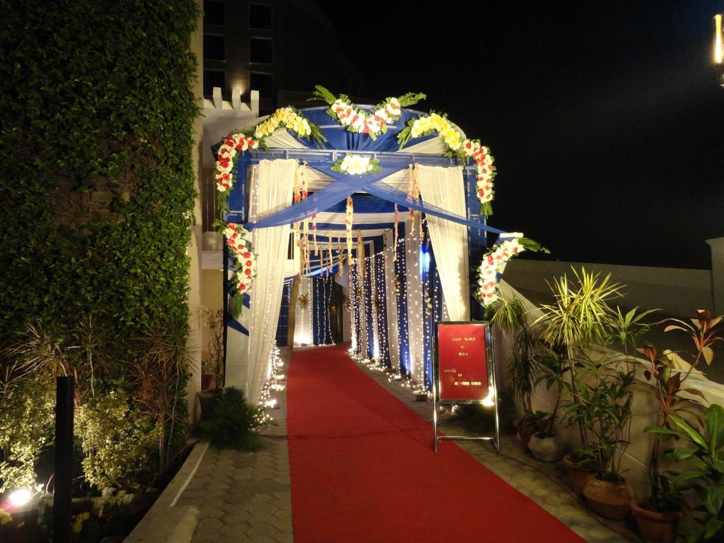 Gulmor Hotel Ludhiana Exterior foto