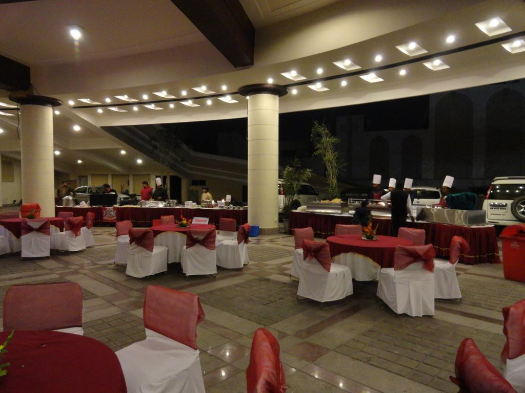 Gulmor Hotel Ludhiana Exterior foto