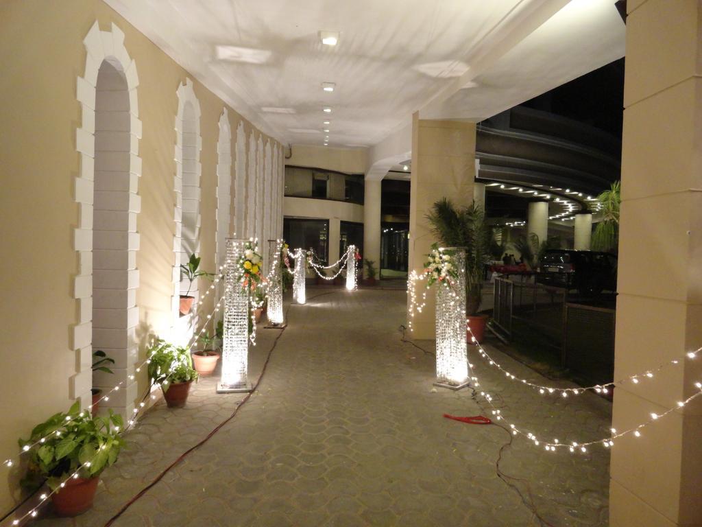 Gulmor Hotel Ludhiana Exterior foto