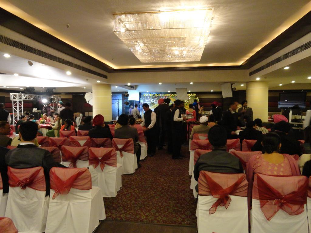 Gulmor Hotel Ludhiana Exterior foto