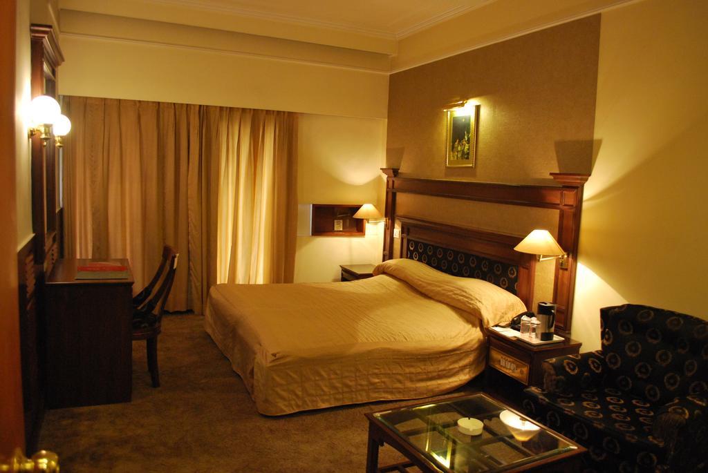 Gulmor Hotel Ludhiana Cameră foto